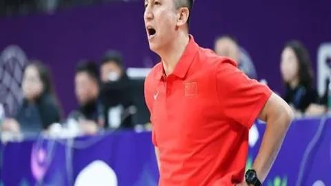 申花巅峰对决斯卢茨基竞逐韩国临时教头，与波耶特正面交锋